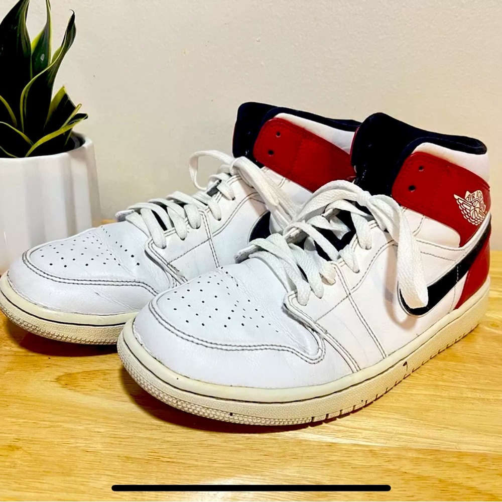 Air Jordan 1 Mid White Chicago - Size 9